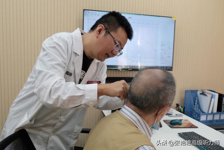 为什么戴上助听器感觉很吵,助听器为什么戴着好吵