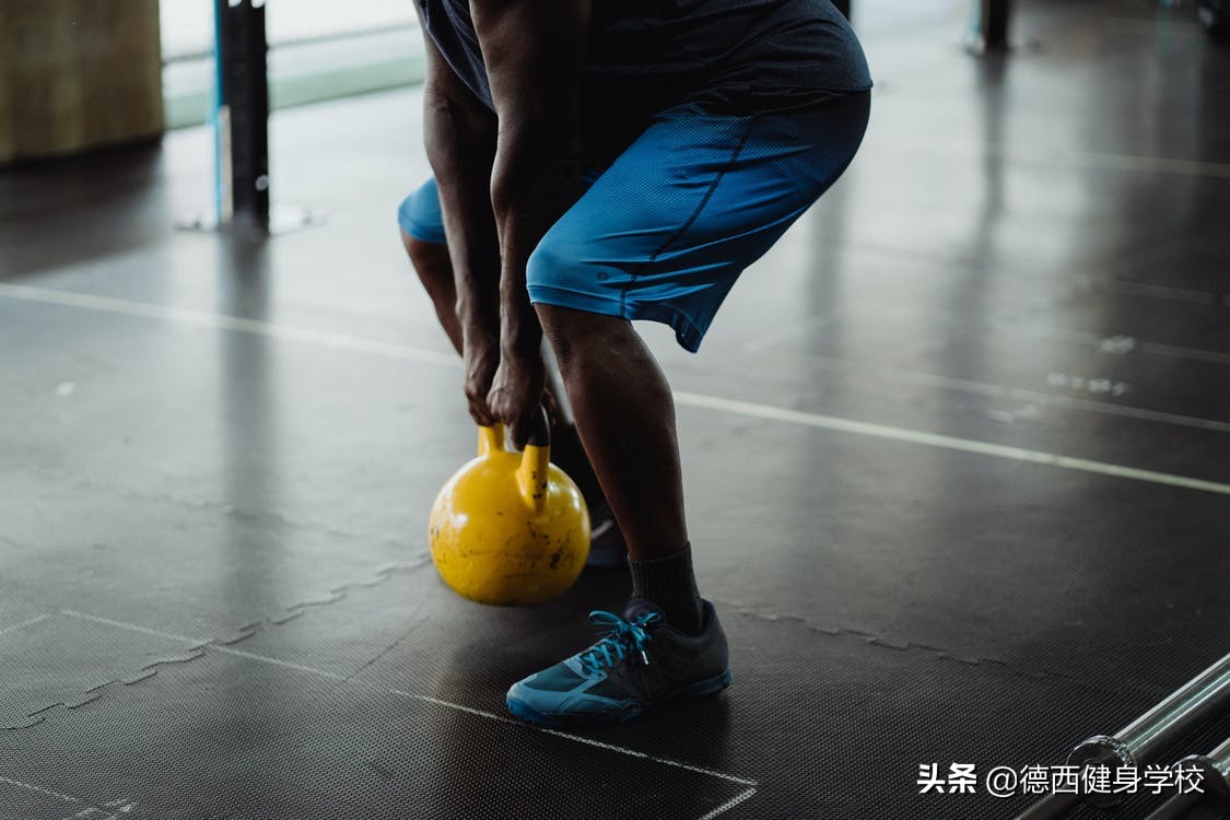 新手健身训练该用多大重量合适呢,自由重量和器械训练哪个更好