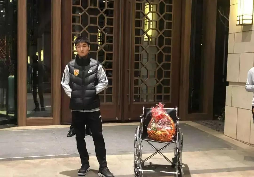 韦世豪撞断肋骨,韦世豪踢骨折