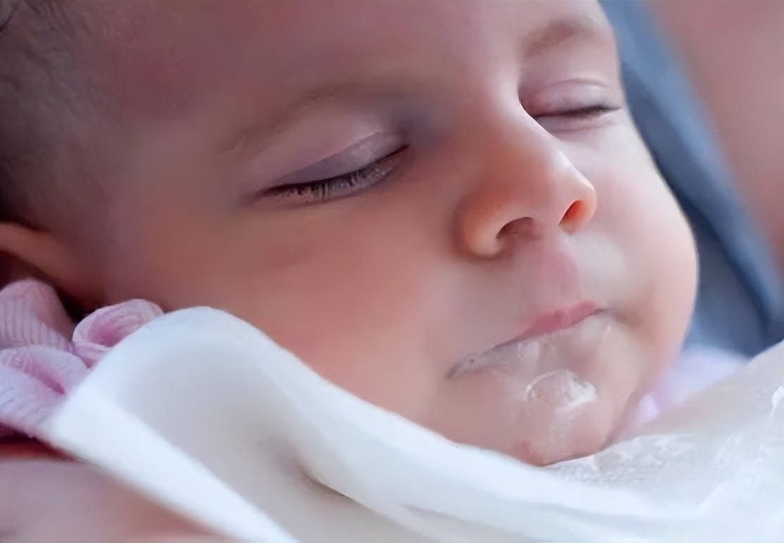 宝宝吐奶严重是什么原因怎么解决,婴儿吐奶是什么原因导致的