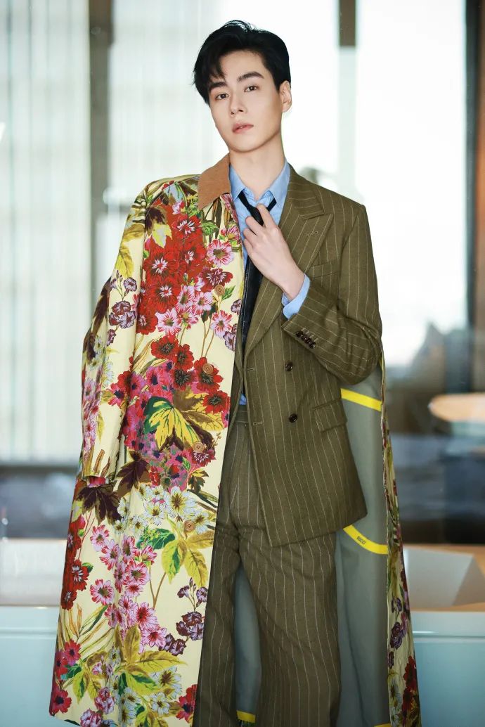 张嘉倪黑裙和网红同框,张嘉倪风波后首晒美照