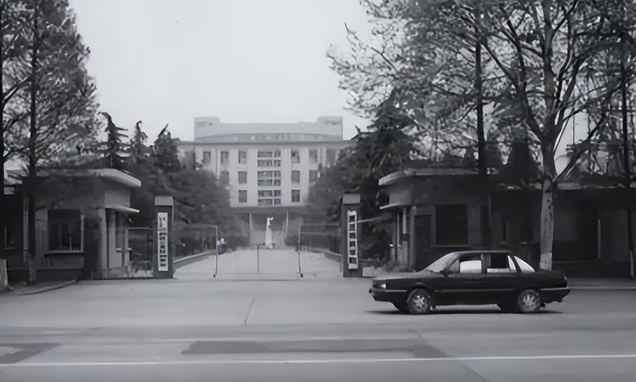 曾经的地产大亨许家印衣锦还乡,许家印30年商海浮沉