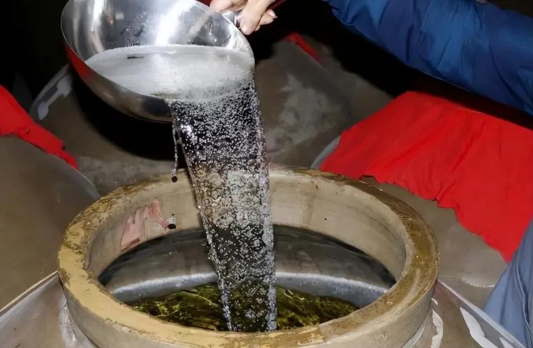 赖茅53度香港回归2斤装多少钱一瓶,97年赖茅香港回归特制多少钱一瓶