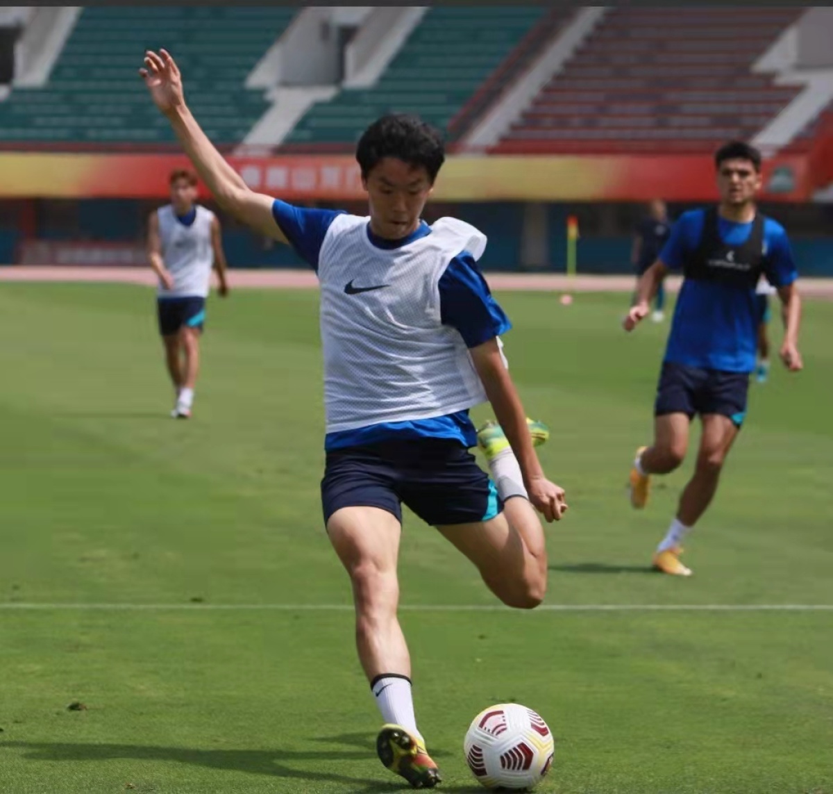 年仅十八岁的小将,年仅18岁的小将就追平了亚洲纪录