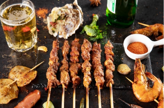 售价不到10块的大乌苏，不过是“工业水啤”，却年销10亿瓶，凭啥