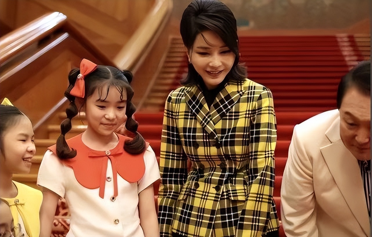 韩国新晋第一夫人挺会穿，遛狗还穿7000元的迪奥鞋，看脸不像49岁