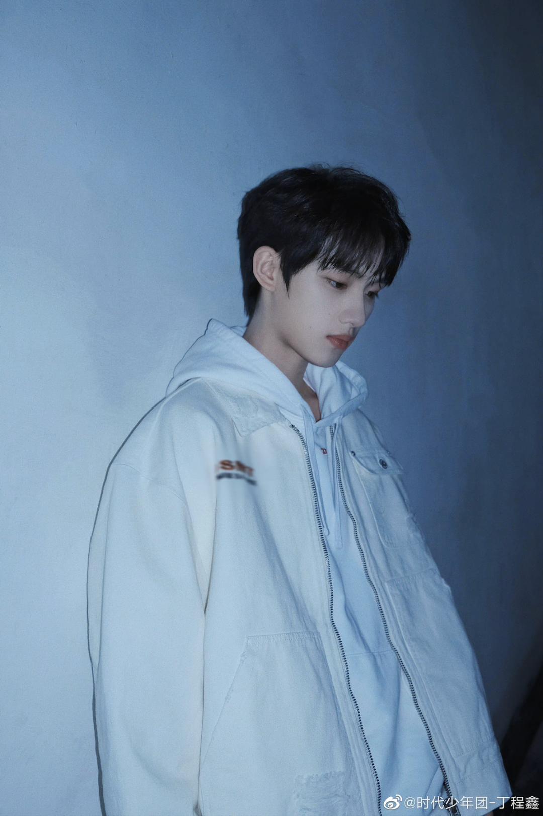 男生干净痞帅的冬季穿搭白色系,夏季粉色系穿搭男生