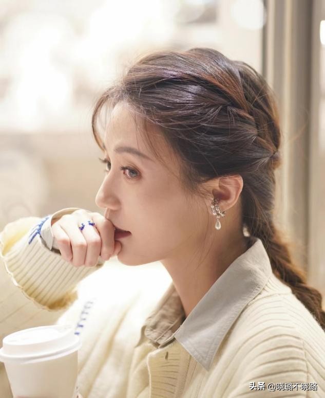 扎丸子头又好看又简单中长发,丸子头扎发简单减龄