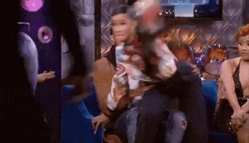 脱鞋打架的彪悍女，却因为登上中国新闻欢欣不已，卡姐还真的可爱