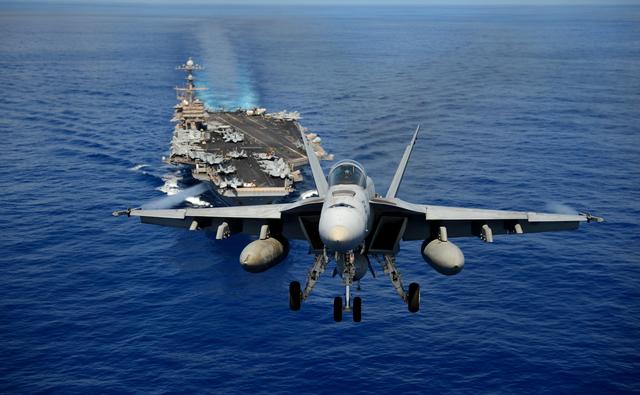 歼15舰载机对比f18超级大黄蜂,中国航母下一代国产舰载机歼15