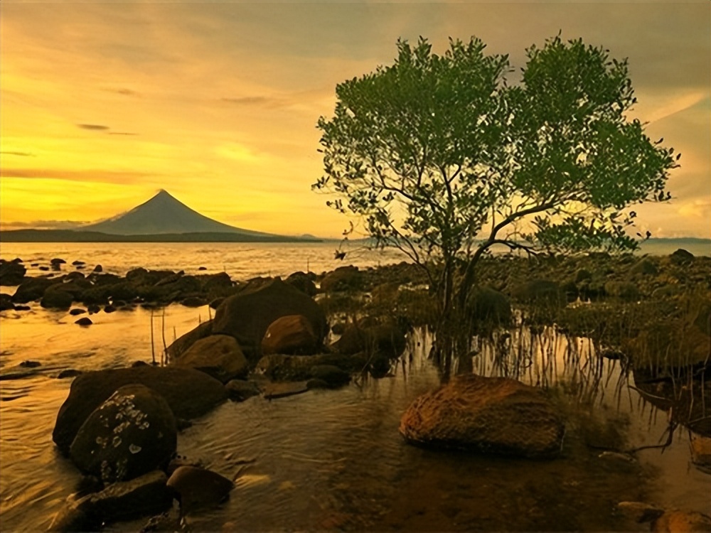 菲律宾海警船被中方依法驱离,中国海警船驱离菲律宾海警船