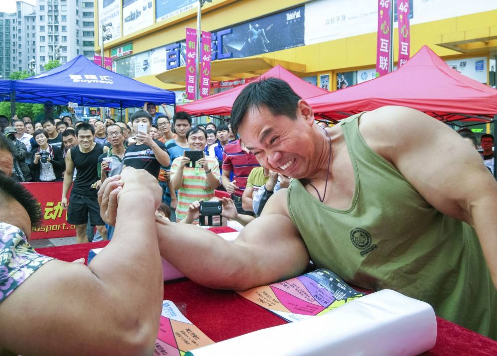 掰手腕粉碎性骨折,学生掰手腕骨折赔偿案例