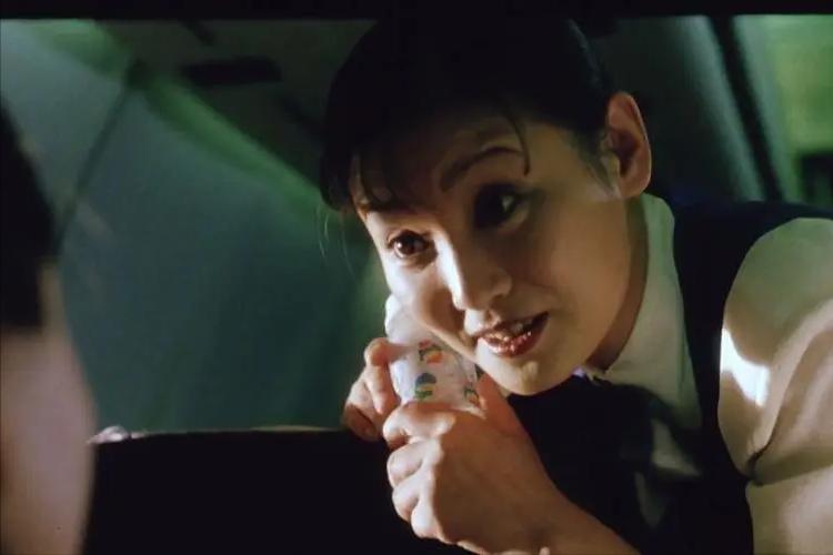 寻求集体认同的救助者，是生与死的过渡性标准，连通众人伦理情感