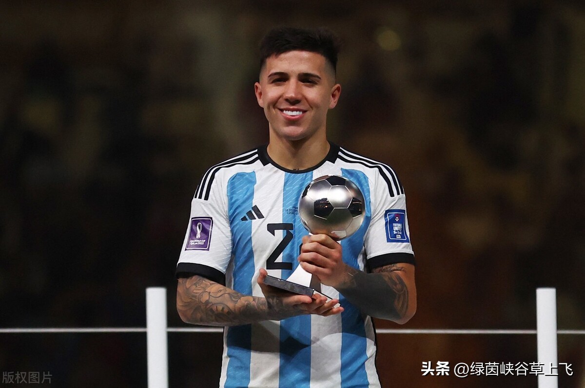 恩佐费尔南德斯会成为未来新秀吗,恩佐费尔南德斯拥抱梅西