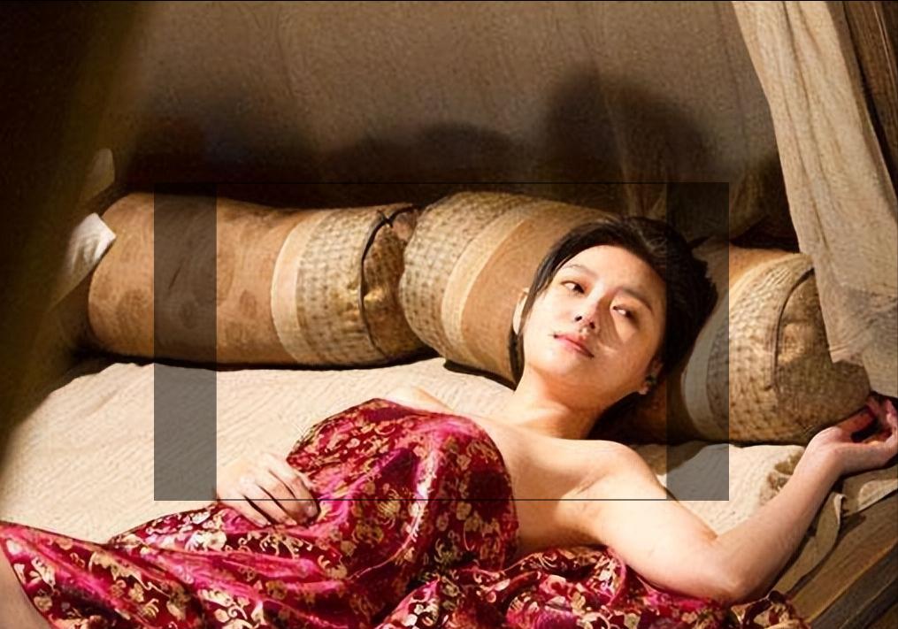 穿越过去和皇帝谈恋爱？别逗了，顶多让你当个通房丫头