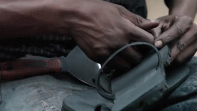 非洲穷小子“变废为宝”创业致富！把轮胎做成鞋，15元一双成爆款