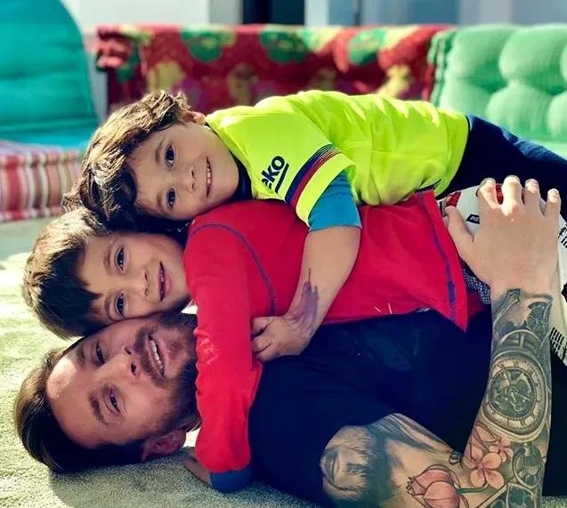 你怎能不爱足球英文,用自己的方式爱梅西