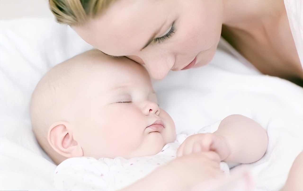 婴儿一抱就睡一放就醒,婴儿抱着睡放下就醒折腾一晚