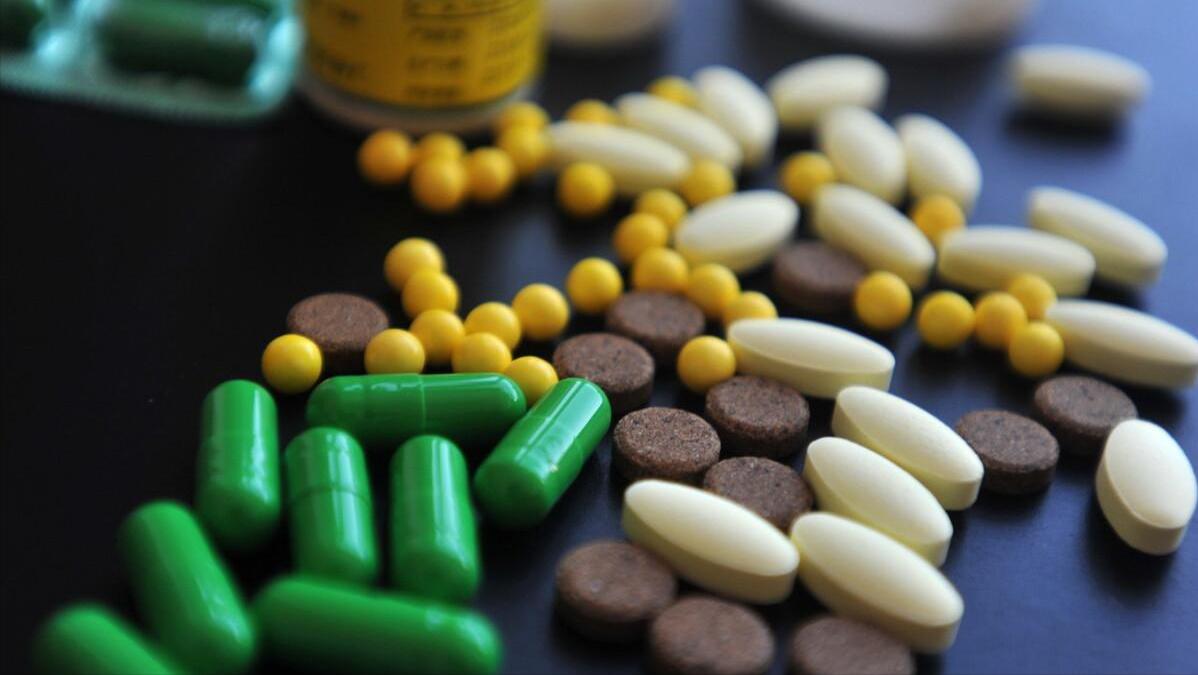 胃酸过多奥美拉唑吃多久见效,奥美拉唑治胃酸长期服有副作用吗