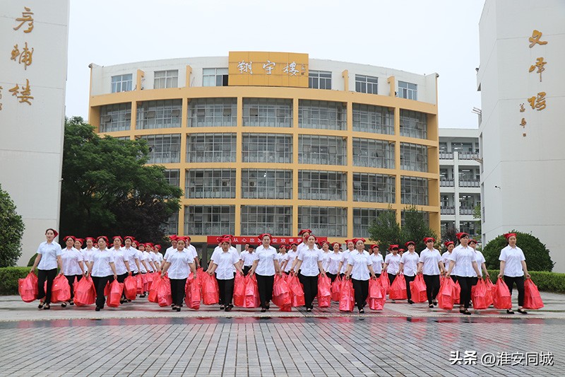淮安中学开展为2023届高三学生“送礼品送祝福”活动