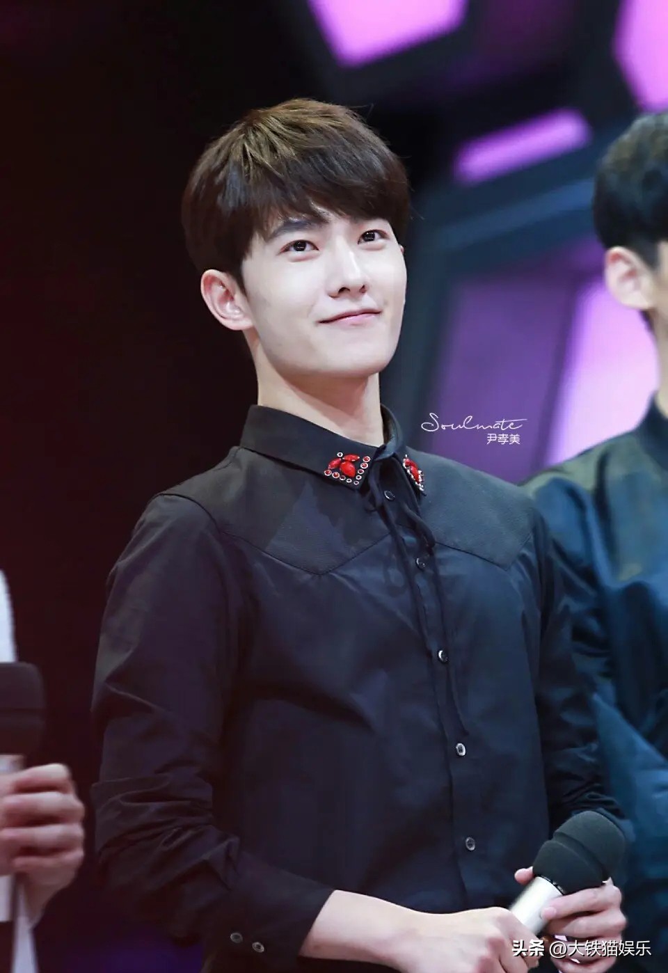 穿“黑衬衫”好看的男明星，只服这7位，个个长身玉立，贵气逼人