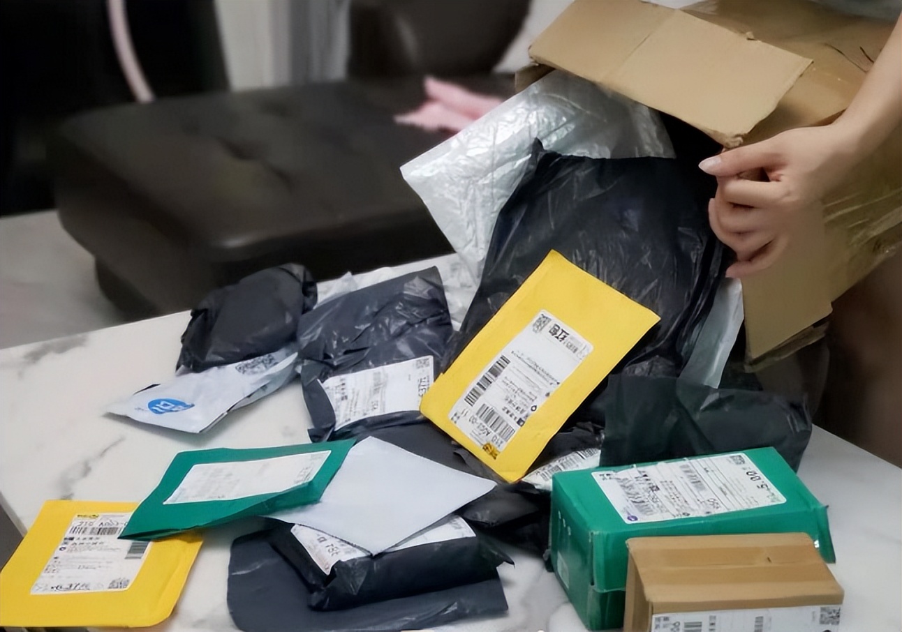 苹果手机快递盲盒开箱,9.9开出一箱旺仔牛奶零食盲盒