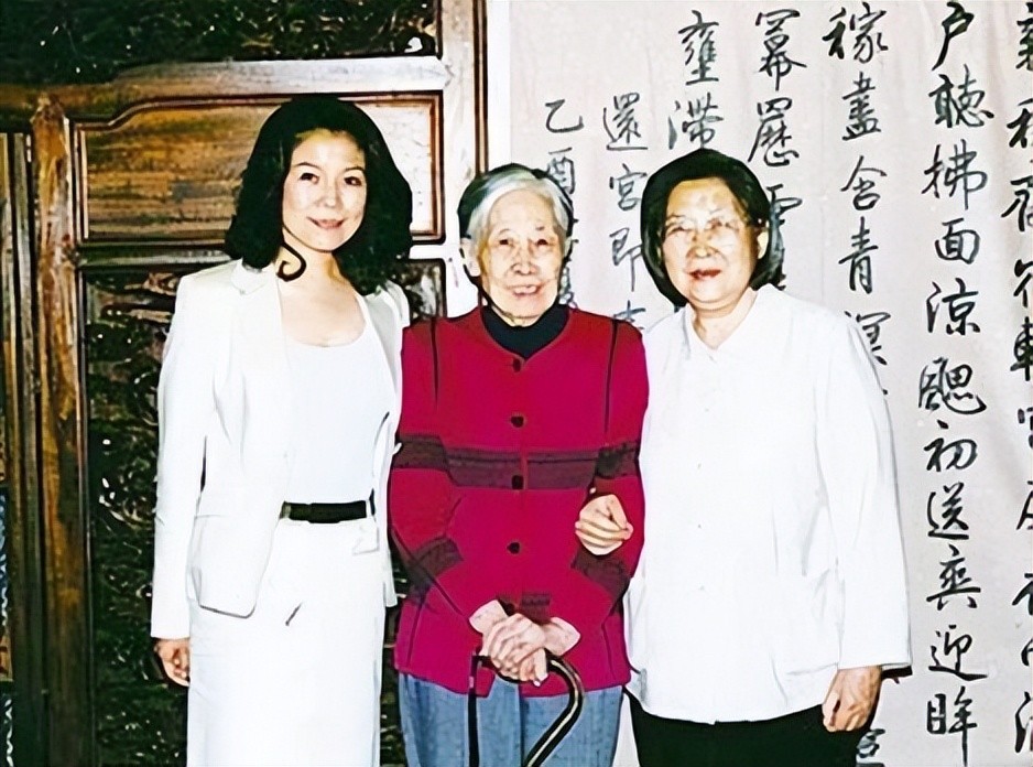 饰演伟人*少奇刘**的演员：王光美把*少奇刘**同志穿过的衣服送给了他