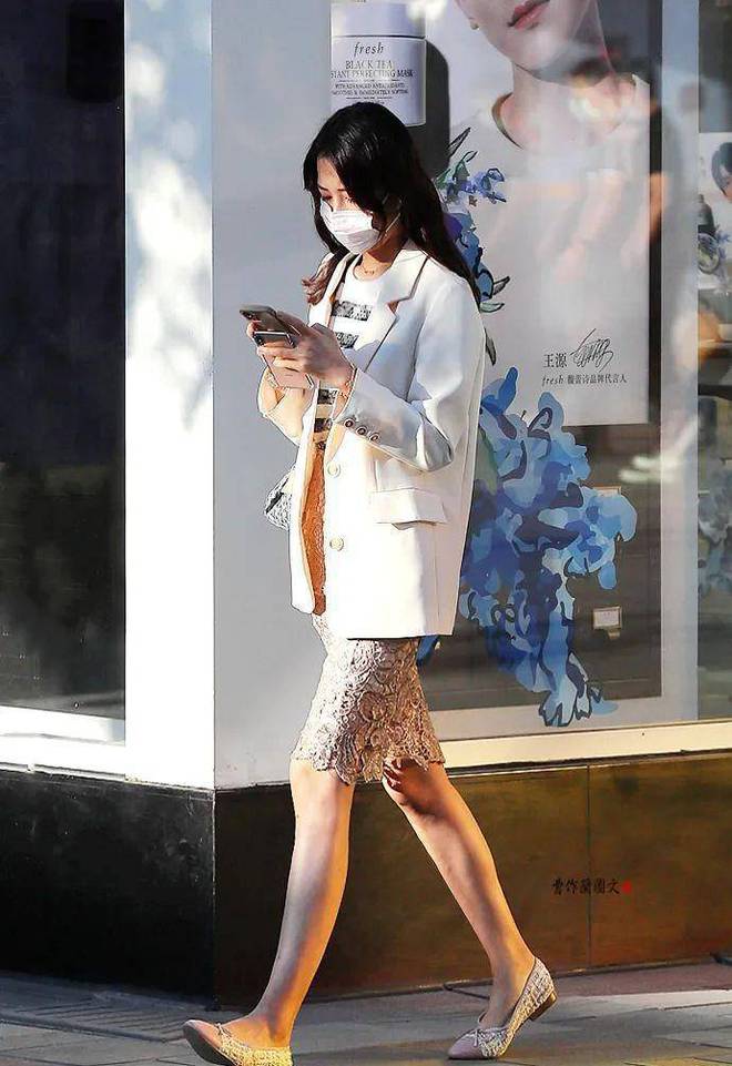 用肉色*袜丝***袜丝**就不一样了，美女是怎样用肉丝为自己加分的