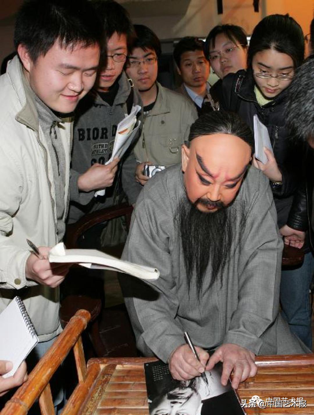 杩欎釜灞曡涓轰粈涔堜細闇囨捈浜哄績,杩欎釜灞曡鎵撶牬鑹烘湳鍜岀敓娲荤殑鐣岄檺