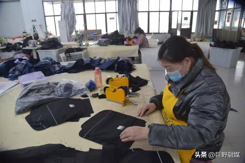 小山村的箱包俏国外