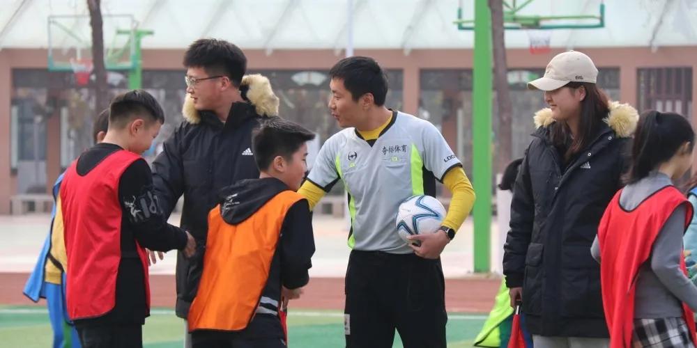 龙泉中心小学足球比赛,龙泉小学校长杯足球比赛