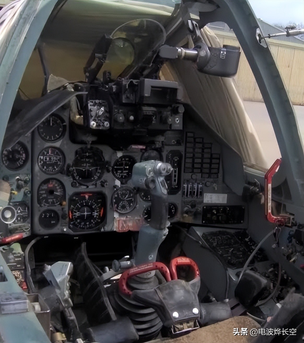 捐完坦克捐飞机！东欧小国再向乌克兰捐赠强击机，封存已达18年