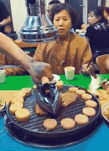 下雪天摔跤容易摔倒哪,下雪地上好滑大家注意安全