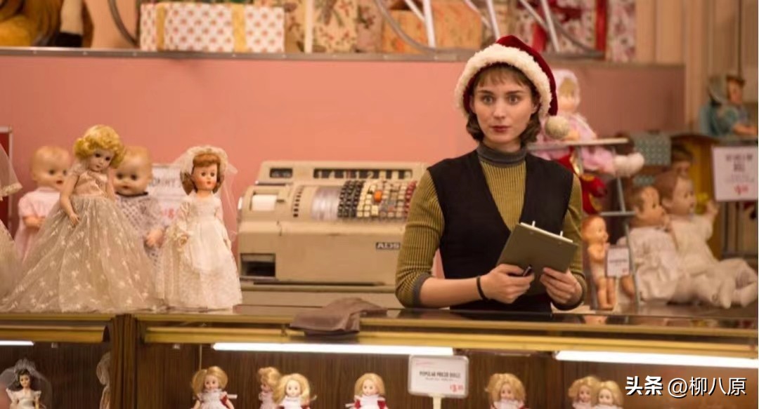 美国影片《卡罗尔》运用了很多的追踪镜头和手持镜头有什么目的？