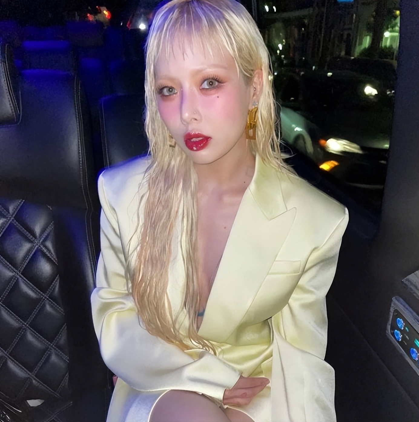 韩国女星露脐上衣 (韩国女明星露肩上衣)