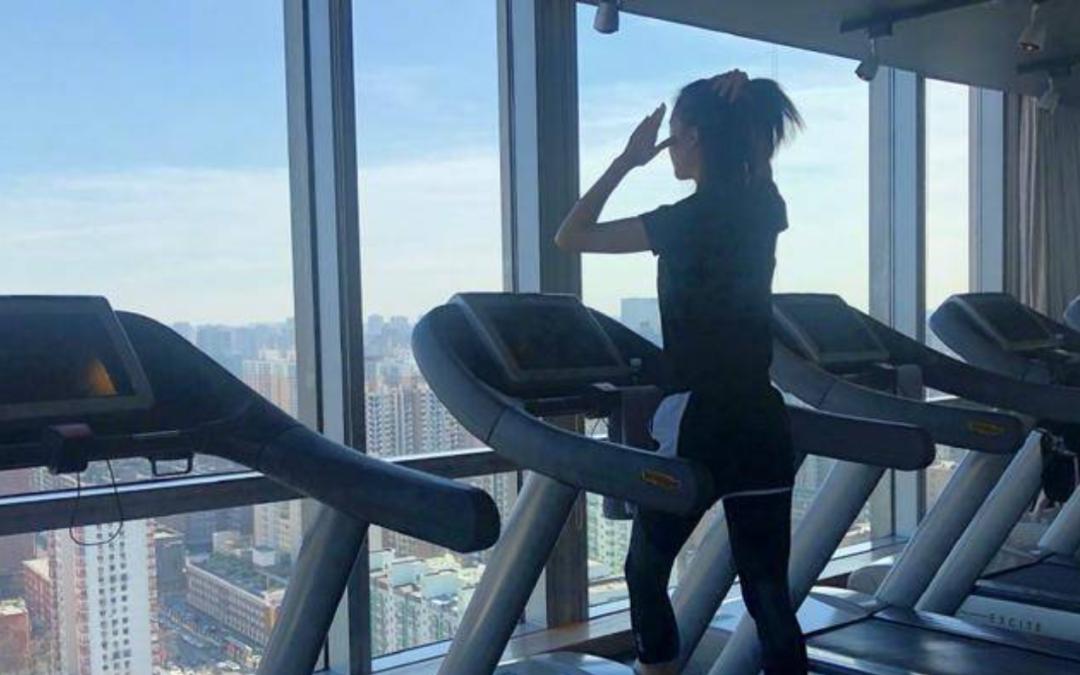 金晨为什么暴瘦成这样,金晨的肌肉是瘦的还是练的