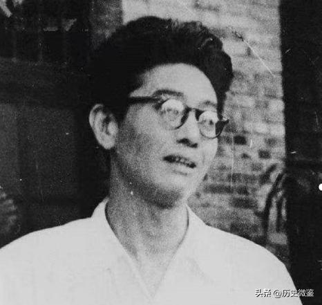76年周总理遗体火化前，乔冠华抱棺痛哭：我来做您的儿子为您送行
