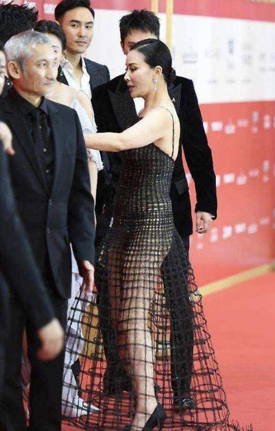 黑丝、抱胸、裸身，娱乐圈没被扒出的“*裤底**”，全在时尚周暴露了