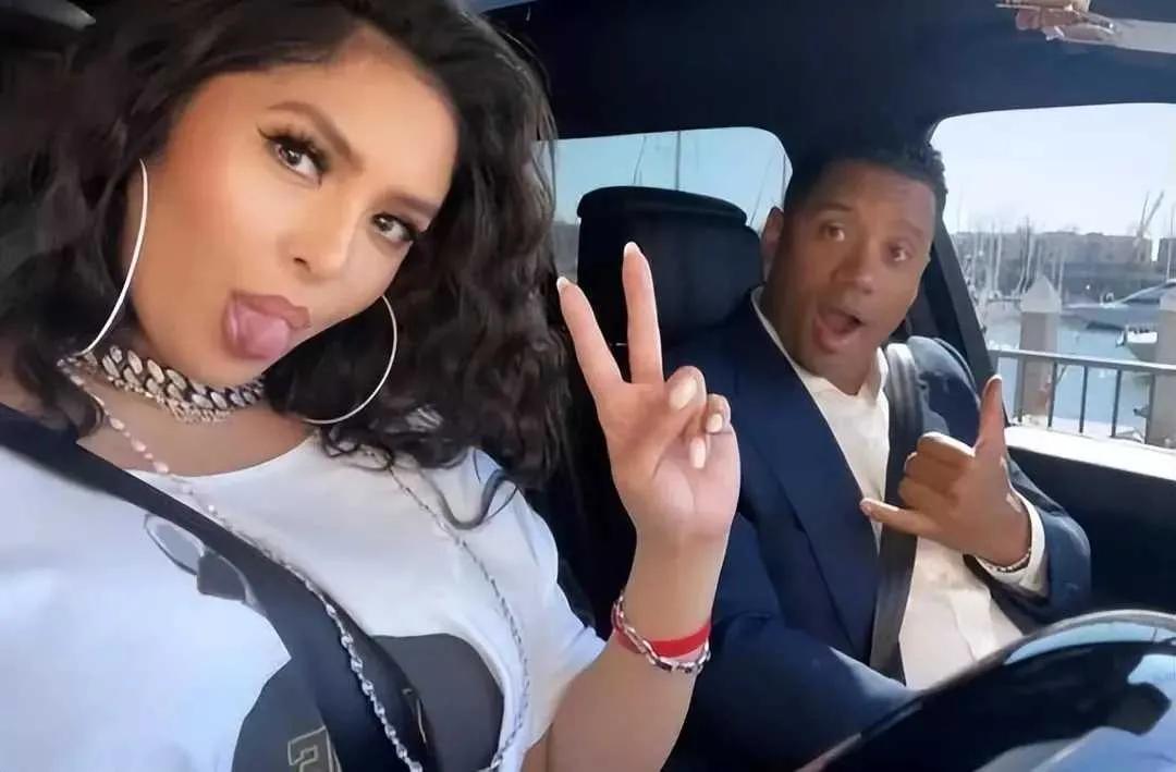 瓦妮莎引争议！与黑人男子吐舌自拍，一细节令网友炸锅：投其所好