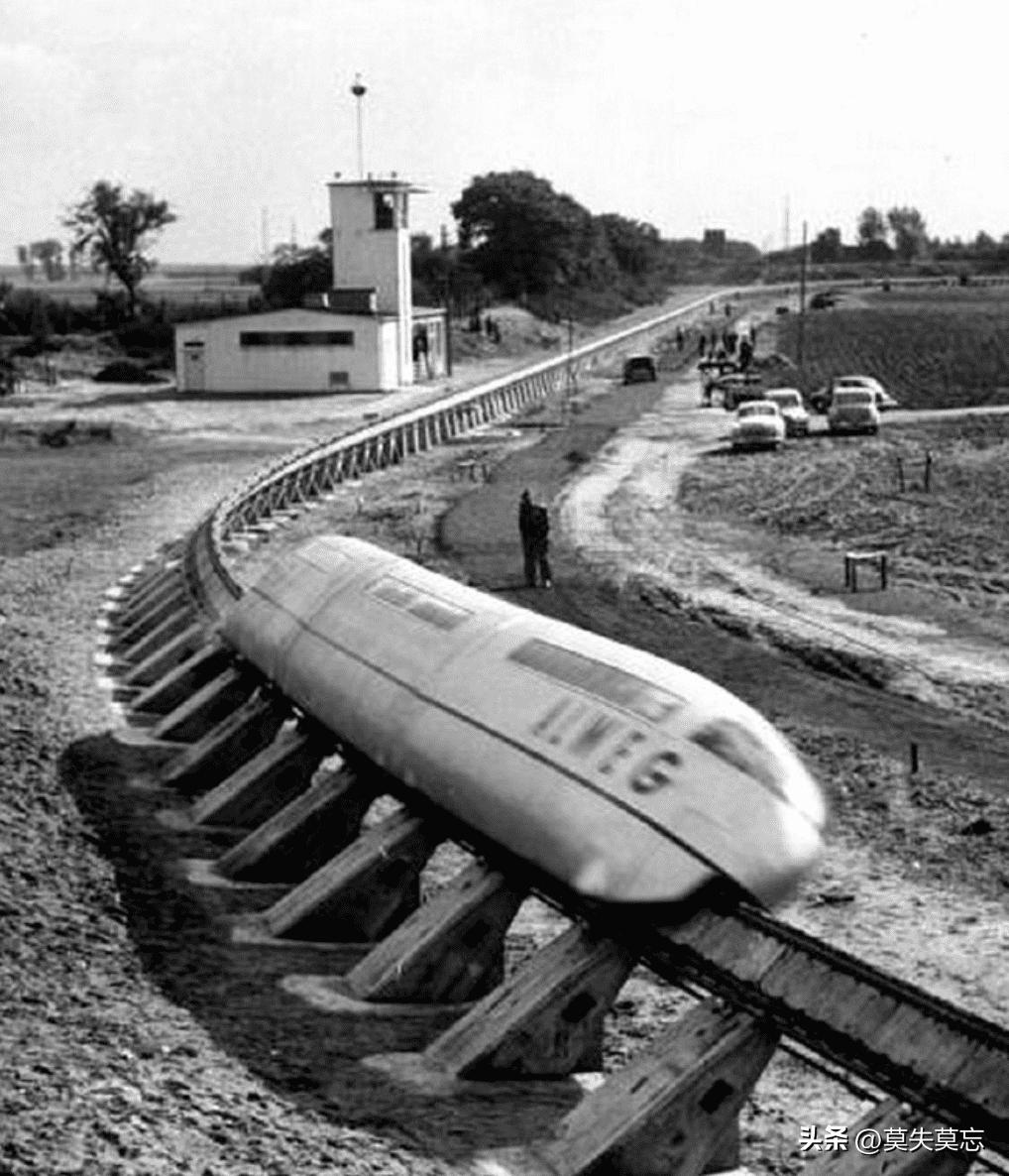 变态的纳粹德国，*光脱**犹太人女人衣服，集体*杀屠**！2