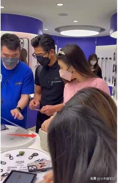 郭富城方媛带女儿买东西,郭富城天王嫂方媛休闲装束