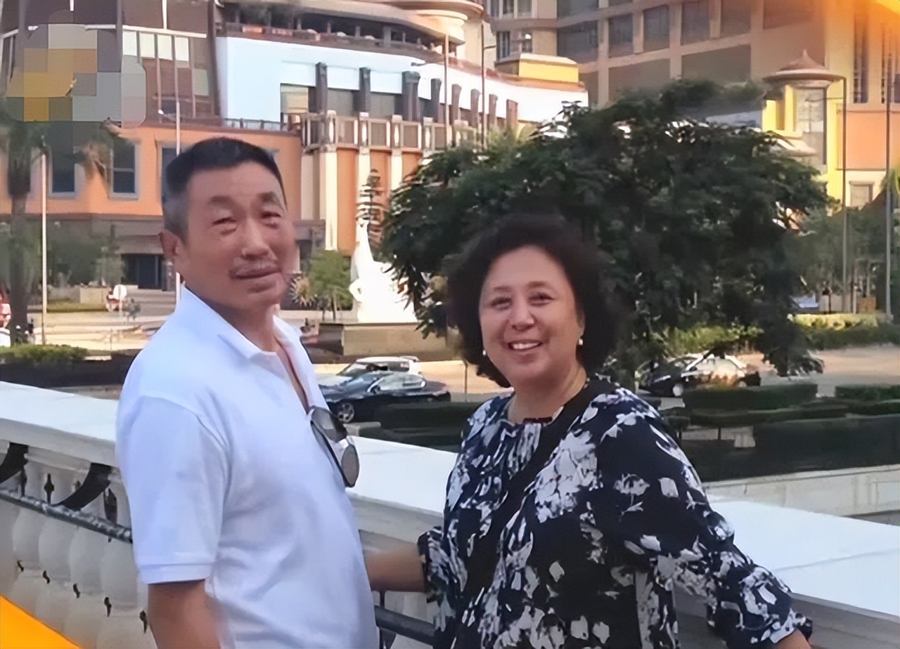 老戏骨杜源：4岁与妻子相识，从青梅竹马到白头偕老，专业宠妻40年，女儿天天被撒狗粮