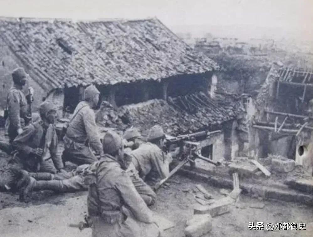 日军杀戮婴儿,日寇士兵刺刀挑小孩
