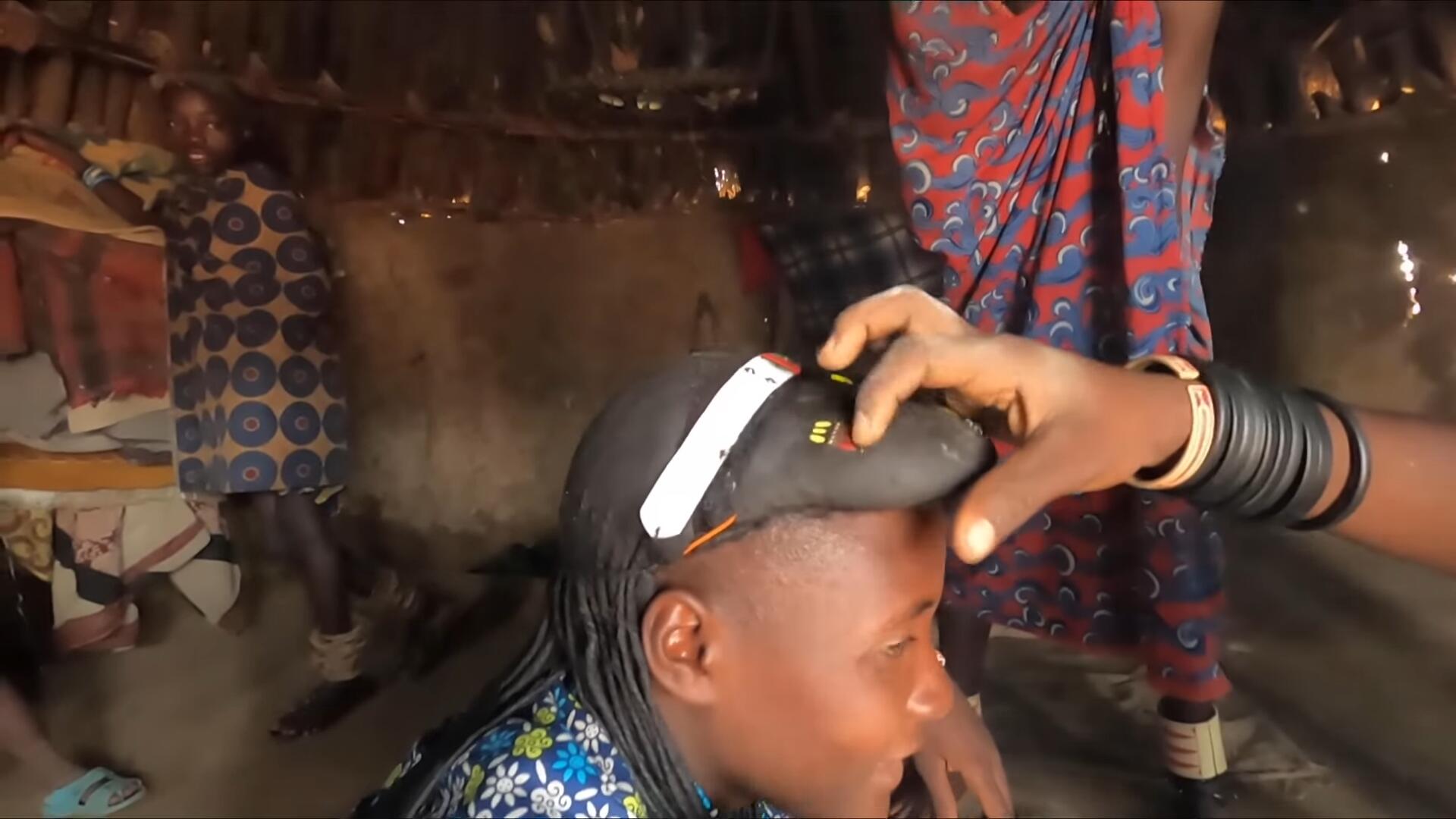 非洲神奇的部落，用牛粪做发型，偶遇不穿衣服的女孩