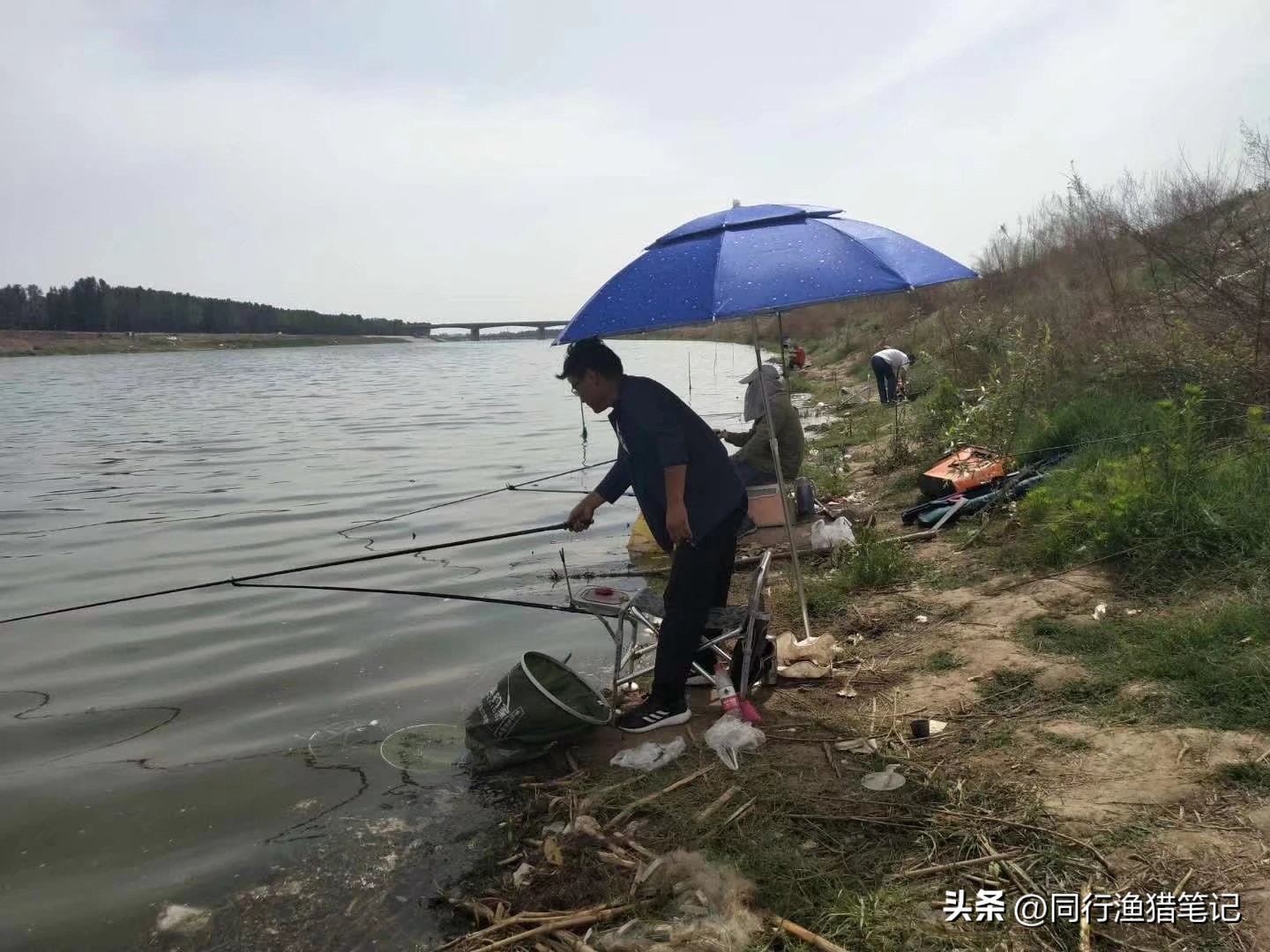 经常钓鱼的人容易遇到什么人,钓鱼人有时间就钓鱼有钱就买渔具