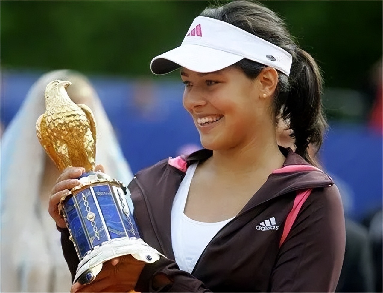 她曾是中国第一名模,她曾是红极一时的第一美人