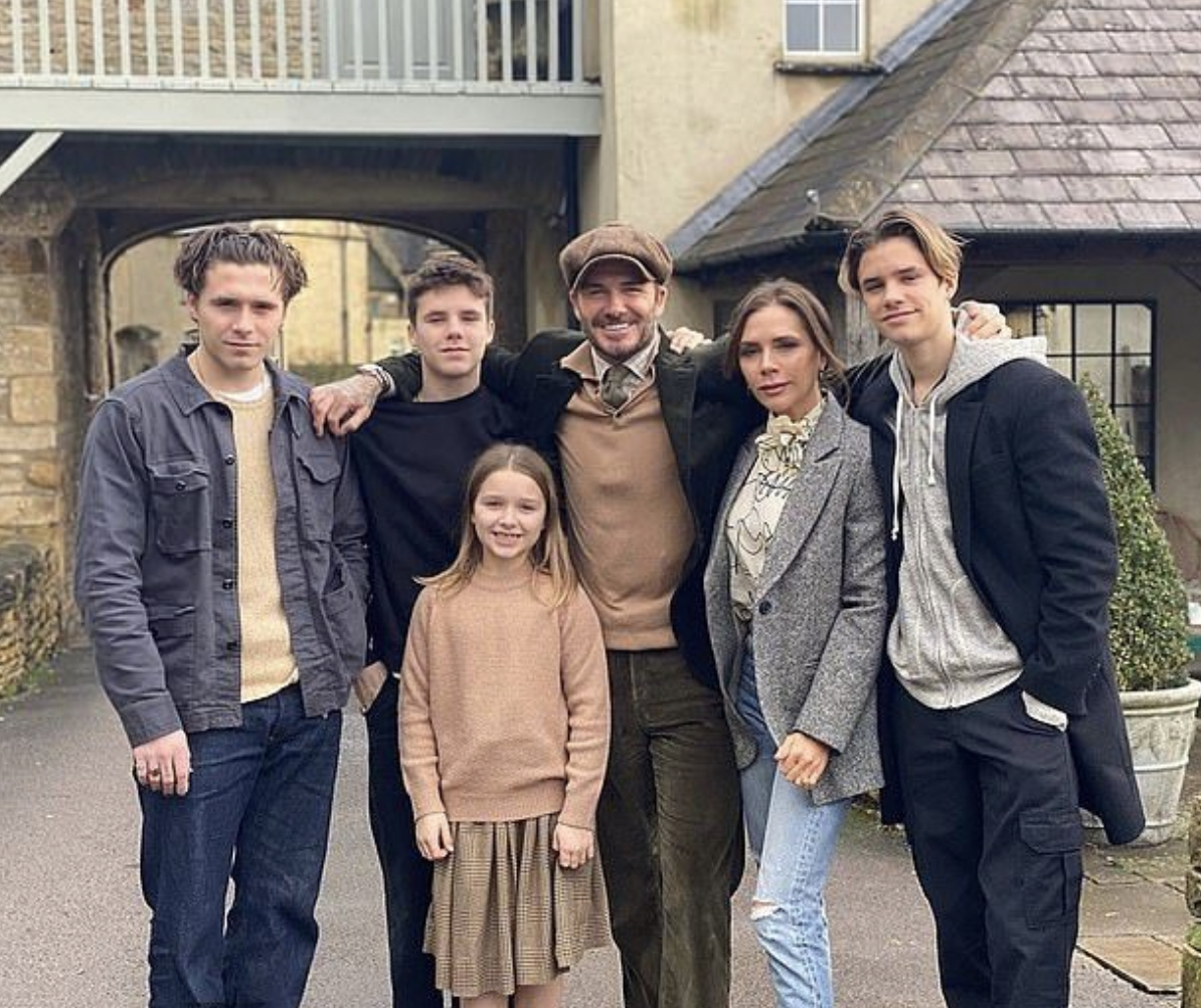 贝克汉姆晒和小七对嘴亲亲合照,贝克汉姆为女儿小七庆祝生日