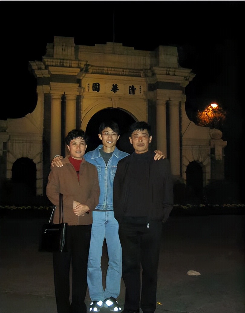 眼镜飞人胡凯：18岁才练习百米却加冕世界冠军，如今是清华副教授