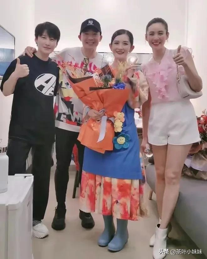 谢娜谁红谁跟谁玩,谢娜谁红跟谁玩素颜落泪惹人心疼