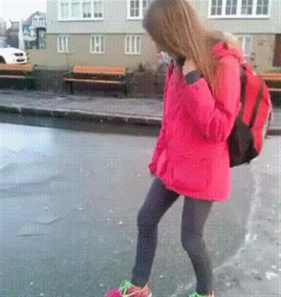 老弟儿!你的衣服可真够任性的,还好你不认识中文,尴尬死了!